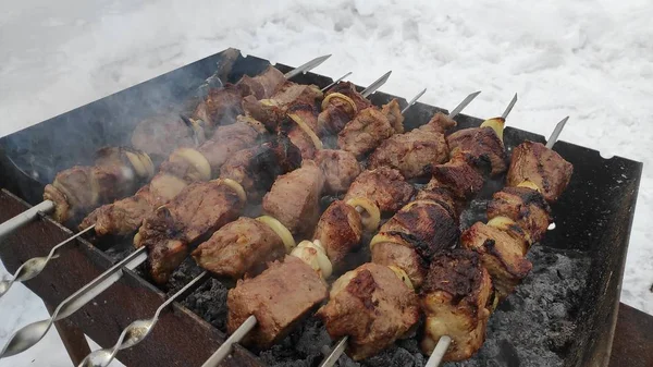 Yanıyor Şiş Kebap Kışın Pişirme Lezzetli Izgara — Stok fotoğraf