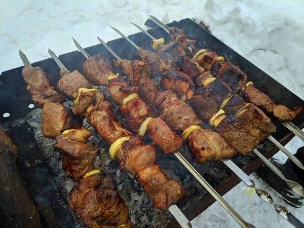 Tűz Shish Kebab Télen Főzés Hús Ízletes Sült Hús — Stock Fotó