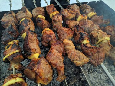 yanıyor, şiş kebap kışın, et pişirme lezzetli ızgara et