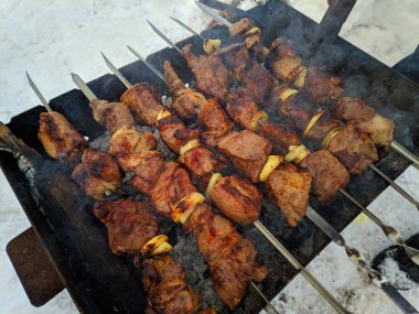 yanıyor, şiş kebap kışın, et pişirme lezzetli ızgara et