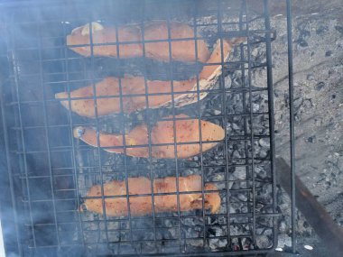 ateşe balık, Barbekü, lezzetli balık parçalarını ateşe yanmış güzel balık