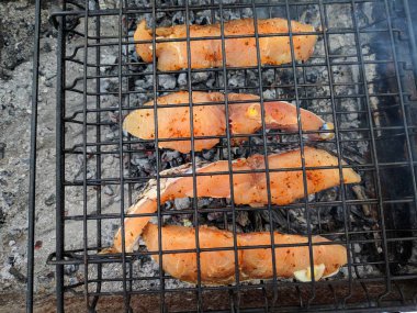 ateşe balık, Barbekü, lezzetli balık parçalarını ateşe yanmış güzel balık
