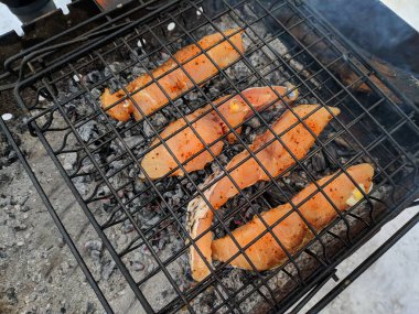 ateşe balık, Barbekü, lezzetli balık parçalarını ateşe yanmış güzel balık