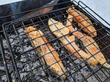 ateşe balık, Barbekü, lezzetli balık parçalarını ateşe yanmış güzel balık