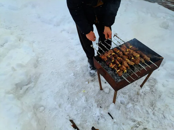 Yanıyor Şiş Kebap Kışın Pişirme Lezzetli Izgara — Stok fotoğraf