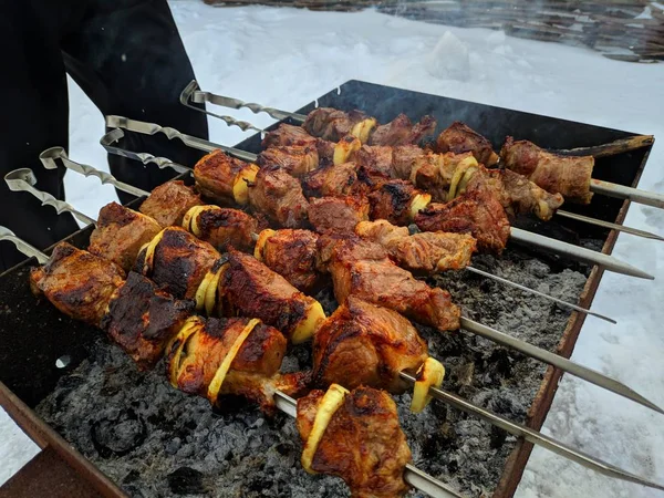 Schmackhaftes Grillfleisch Feuer Dönerspieß Winter Fleisch Kochen — Stockfoto