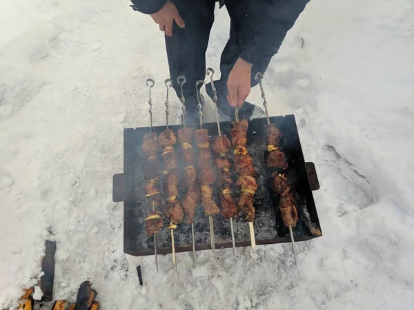 Yanıyor Şiş Kebap Kışın Pişirme Lezzetli Izgara — Stok fotoğraf