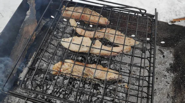 Vissen Het Vuur Vis Van Barbecue Mooie Smakelijke Stukjes Vis — Stockfoto