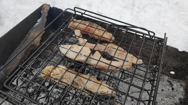 火上的鱼 鱼烧烤 美丽美味的鱼片被炒在火上 — 图库照片