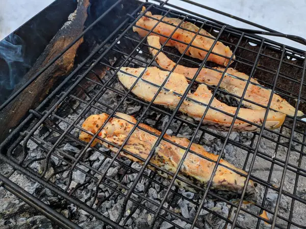 Ryby Ogień Ryby Grilla Piękne Smaczne Kawałki Ryby Smażone Ogień — Zdjęcie stockowe