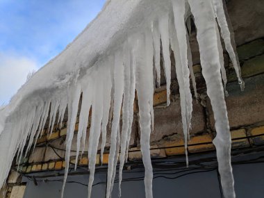 Çatıda büyük güzel buz sarkıtları