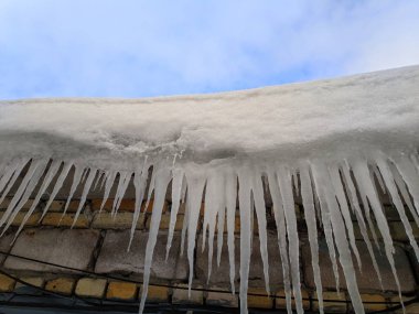 Çatıda büyük güzel buz sarkıtları