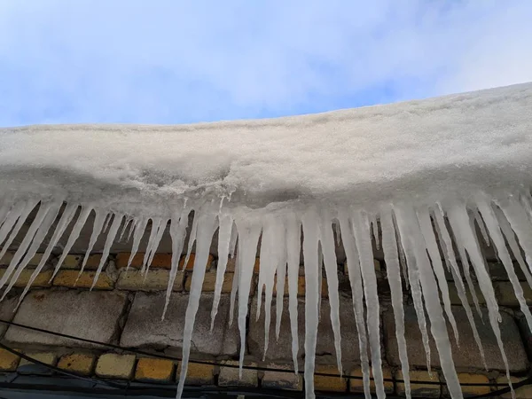 Μεγάλη Όμορφη Icicles Στη Στέγη — Φωτογραφία Αρχείου