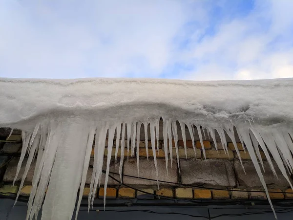 Grandes Belos Icicles Telhado — Fotografia de Stock