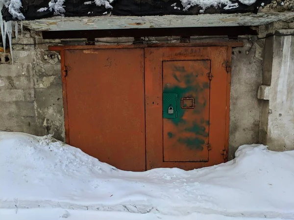 Portas Garagem Metal Velho Inverno — Fotografia de Stock
