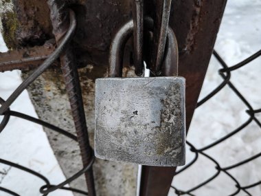 Eski kapı kilit ve anahtar, anahtar elinde