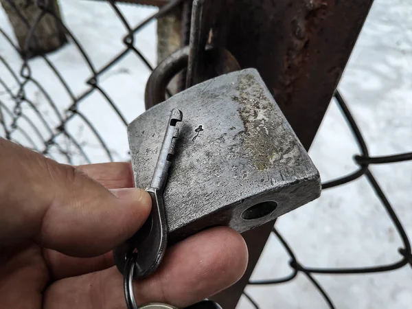 Vieja Cerradura Llave Puerta Llave Mano —  Fotos de Stock