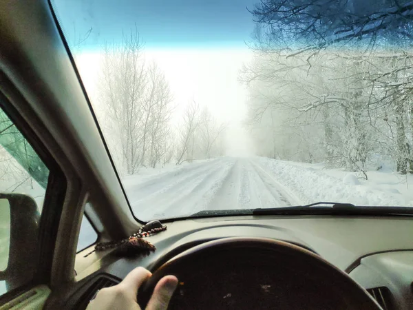 겨울도로 자동차 겨울도로에 자동차 — 스톡 사진