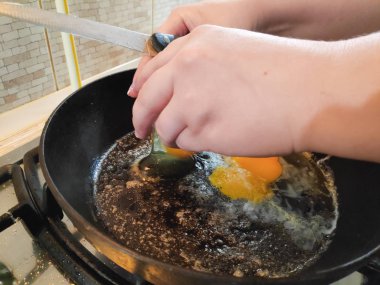 bir tavada kızarmış yumurta sahanda yumurta pişirme,