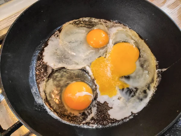 Bir Tavada Kızarmış Yumurta Sahanda Yumurta Pişirme — Stok fotoğraf