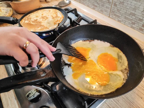 냄비에 튀긴된 스크램블 달걀을 — 스톡 사진