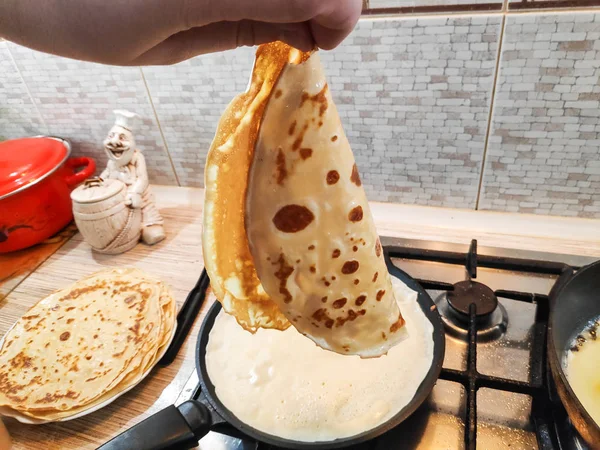 美味的煎饼 煮煎饼 平底锅里的煎饼 — 图库照片