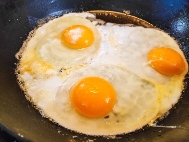 bir tavada kızarmış yumurta sahanda yumurta pişirme,