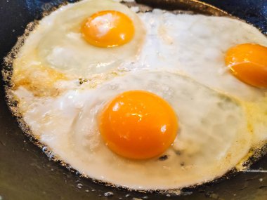 bir tavada kızarmış yumurta sahanda yumurta pişirme,