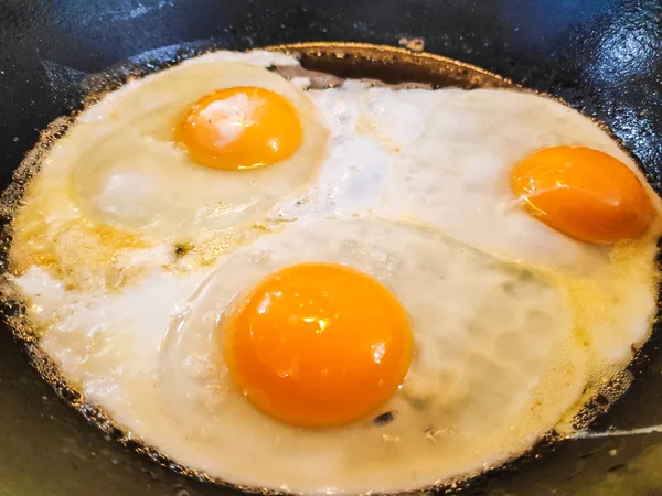 bir tavada kızarmış yumurta sahanda yumurta pişirme,