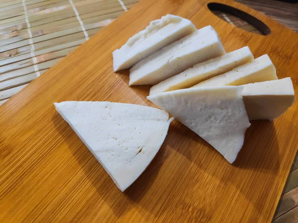 Ломтики Белого Сыра Сыр Фета Сыр Нарезанный Тарелке — стоковое фото