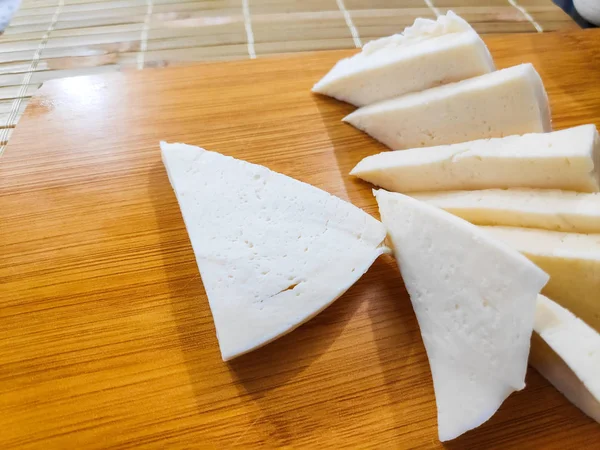 白いチーズ フェタチーズ スライスしたチーズのスライス プレート — ストック写真