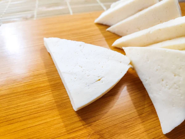 Scheiben Weißkäse Feta Käse Käse Scheiben Geschnitten Auf Einem Teller — Stockfoto