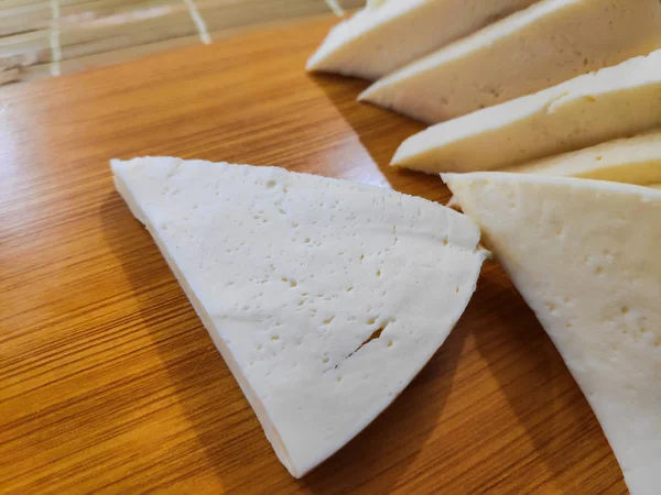 beyaz peynir, beyaz peynir, üzerine dilimlenmiş peynir dilimlerini bir tabak