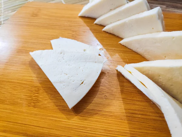 beyaz peynir, beyaz peynir, üzerine dilimlenmiş peynir dilimlerini bir tabak