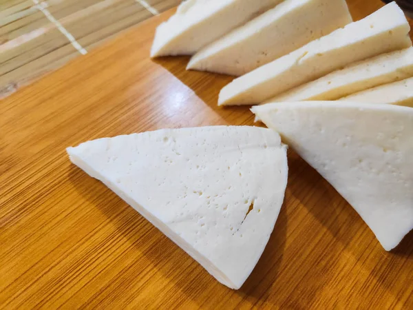 beyaz peynir, beyaz peynir, üzerine dilimlenmiş peynir dilimlerini bir tabak