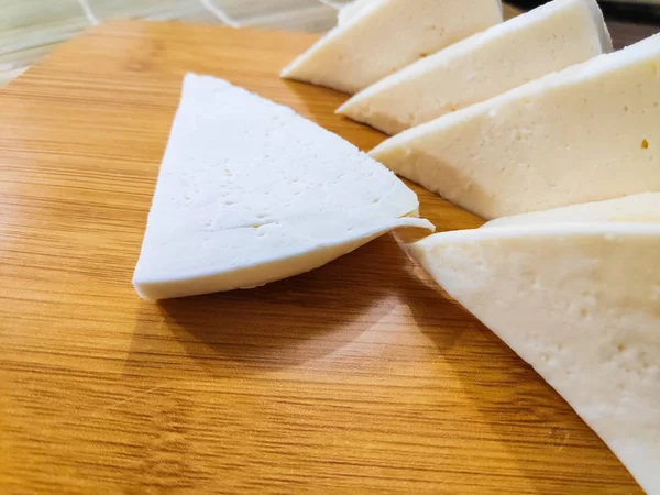 beyaz peynir, beyaz peynir, üzerine dilimlenmiş peynir dilimlerini bir tabak