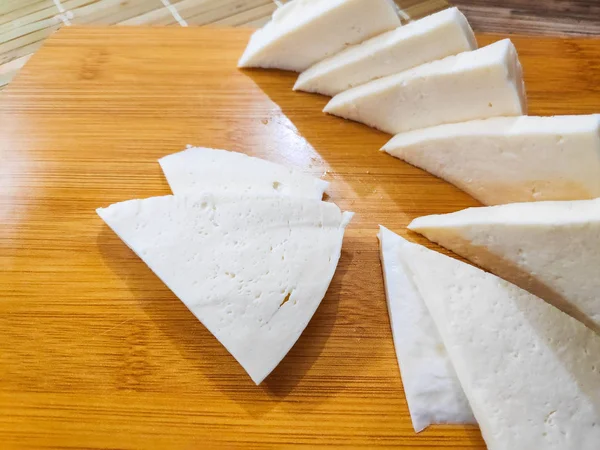 beyaz peynir, beyaz peynir, üzerine dilimlenmiş peynir dilimlerini bir tabak