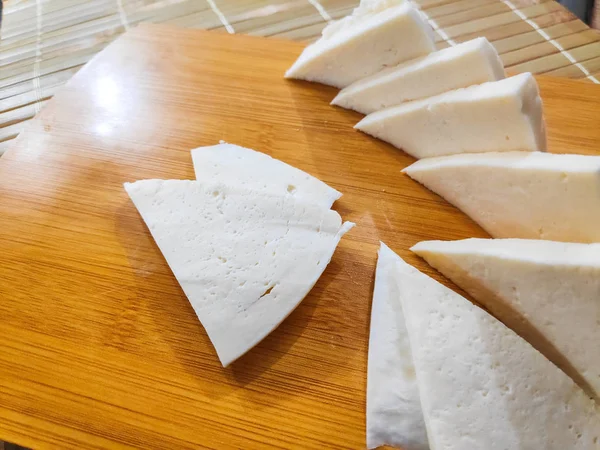 beyaz peynir, beyaz peynir, üzerine dilimlenmiş peynir dilimlerini bir tabak