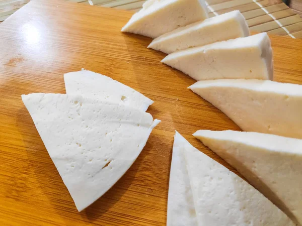 beyaz peynir, beyaz peynir, üzerine dilimlenmiş peynir dilimlerini bir tabak