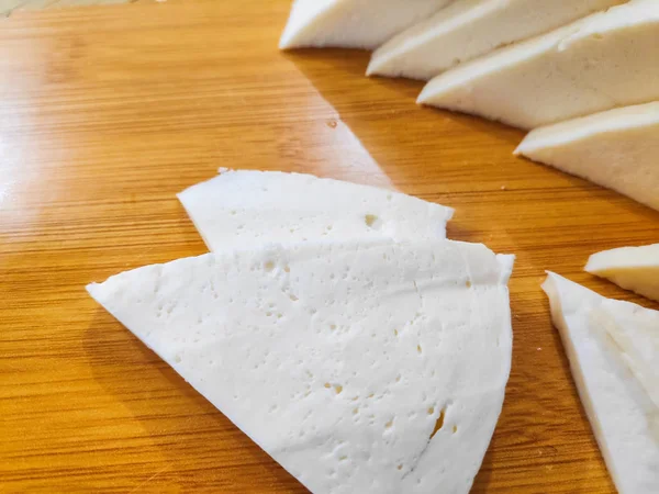 beyaz peynir, beyaz peynir, üzerine dilimlenmiş peynir dilimlerini bir tabak