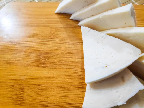 beyaz peynir, beyaz peynir, üzerine dilimlenmiş peynir dilimlerini bir tabak