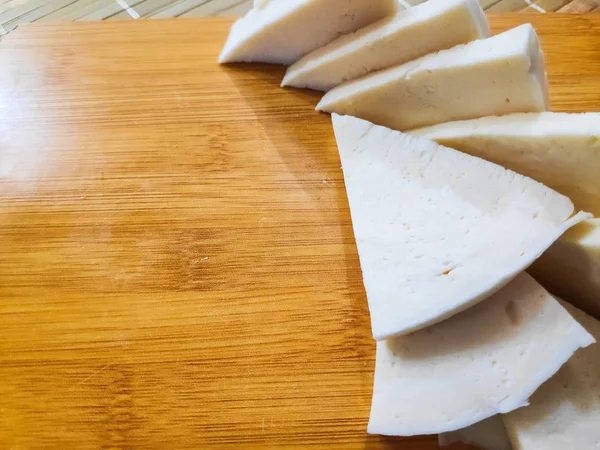 beyaz peynir, beyaz peynir, üzerine dilimlenmiş peynir dilimlerini bir tabak