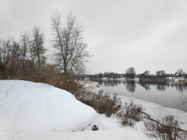 güzel kış manzara nehir, beyaz kar bir sürü ve nehir kıyısında