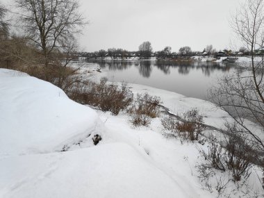 güzel kış manzara nehir, beyaz kar bir sürü ve nehir kıyısında