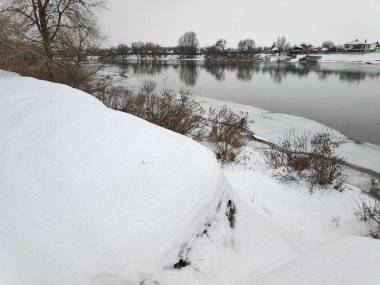 güzel kış manzara nehir, beyaz kar bir sürü ve nehir kıyısında