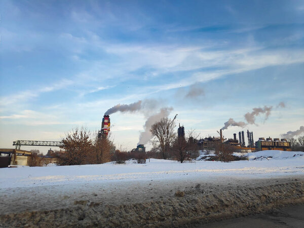 вредные выбросы растений, заводские трубы зимой, экологические проблемы
