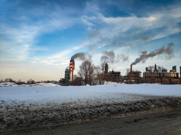 вредные выбросы растений, заводские трубы зимой, экологические проблемы
