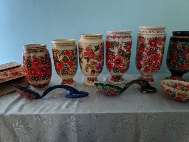 güzel ahşap üzerine, el yapımı, etnik desen ve model Petrikovskaya resim Ukrayna, Petrikovka Köyü, Ocak 2019 boyama sanatı