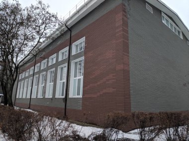 büyük kahverengi tuğla bina