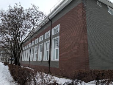 büyük kahverengi tuğla bina